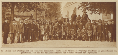 872594 Groepsportret van de deelnemers aan de demonstratie van de vrijwillige brandweer te Vleuten, bij de N.H. Kerk ...